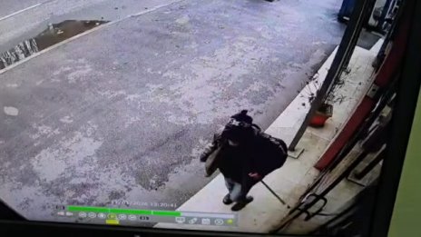 Арестуван е мъжът, счупил стъкло на българското посолство в РСМ ВИДЕО