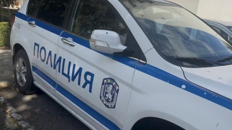 Екшън в Бургас: Патрулка се заби във витрина на оптика при преследване на крадец