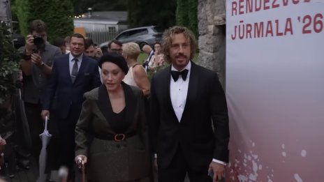 Алла Пугачова счупи тазобедрена става, придвижва се с бастун ВИДЕО