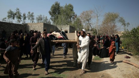 Продължават експлозиите и стрелбите между Афганистан и Пакистан