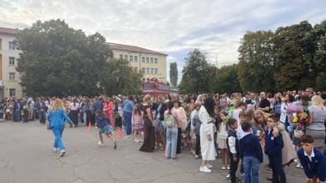 На над 127 000 ученици е отпусната еднократна помощ от 153 евро