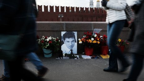 10 г. от смъртта на Борис Немцов: Покойната му майка със спомени в уникална лента ВИДЕО