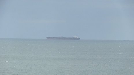 В няколко квартала на Бургас мирише на нефт, каква е причината?