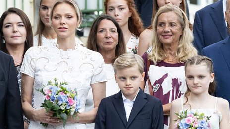 Дъщерята на принцеса Шарлийн е коледен ангел в снежнобяла рокля на рождения си ден