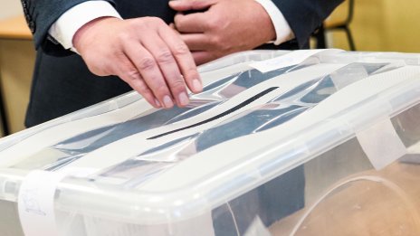 Социолози: Изборите донесоха "вълна на промяната", но и сериозни рискове