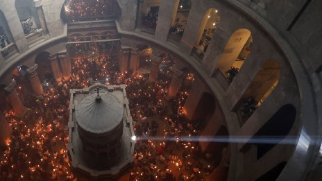 Благодатният огън бе измолен в Йерусалим СНИМКИ / ВИДЕО