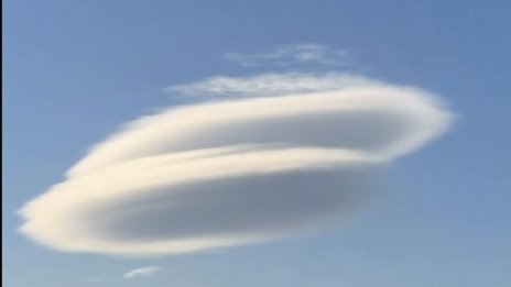 &ldquo;Пухкава летяща чиния&rdquo; в небето над София СНИМКИ