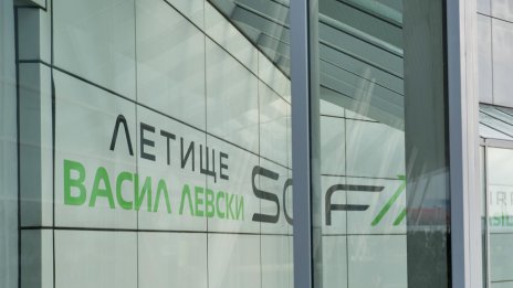 Нощната линия N4 вече обслужва и двата терминала на столичното летище