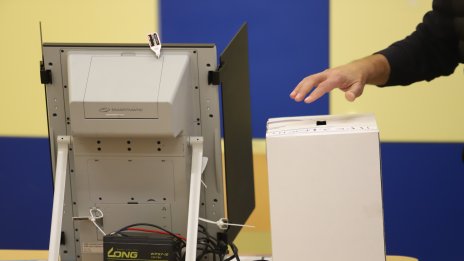 И на второ четене: Правната комисия замени машините със скенери