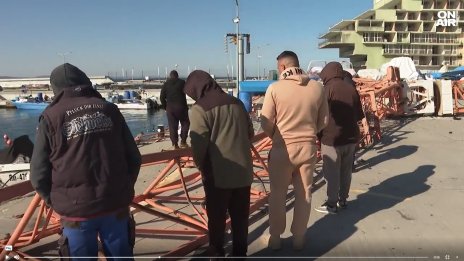 Вятър като торнадо е съборил крана в Поморие