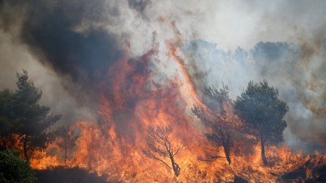 Надпревара с времето: Опит за овладяване на пожарите край Атина