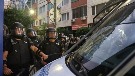 Протестиращите в защита на лева достигнаха Дома на Европа