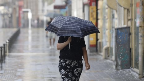 Хладен въздух, силен вятър и валежи: Какво време ни чака утре?