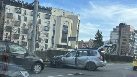 Затруднено е движението заради катастрофа на бул. "България" 