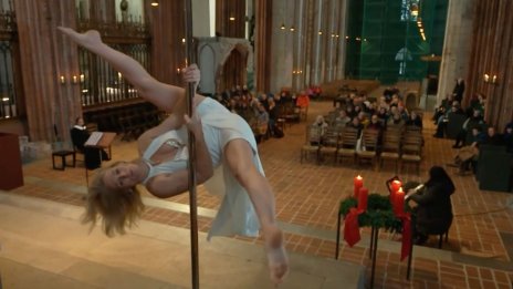 Нов път към вярата: Танци на пилон по време на служба в немска църква ВИДЕО