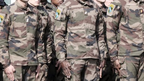 Френски войник почина, случайно прострелян в главата на пиянска вечер в казарма