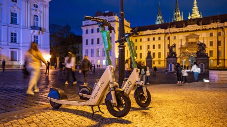 Заради рисковете и хаоса: Прага забрани електрическите тротинетки