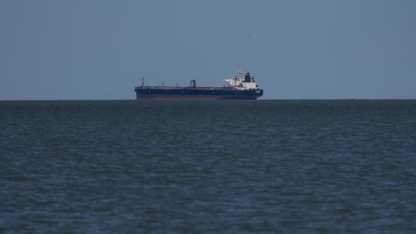 САЩ разрешиха временно продажбата на ирански петрол, вече натоварен на танкери