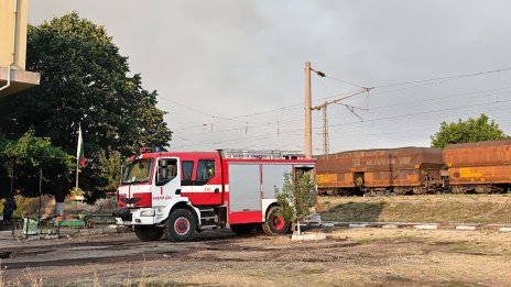 В кадър: Пламъците около ТЕЦ "Бобов дол" погълнаха хиляди бали слама