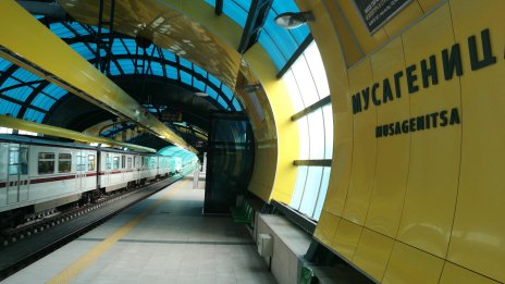 Мъж скочи на релсите в метрото на станция "Мусагеница"