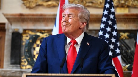 US знамената за посещението на Тръмп във Великобритания не били достатъчно MAGA червени