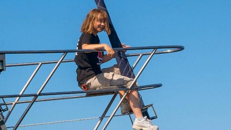 Израел заплаши, че ще потопи кораба, на който Грета Тунберг пътува към Газа