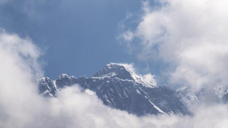 Скандал на Еверест: Отравяния и финансови измами на покрива на света