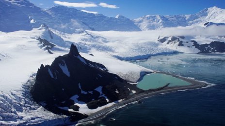 Ураганни ветрове над 150 км/ч удариха антарктическата ни база