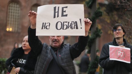 В кадър: Напрежение и протест пред СО срещу платеното паркиране