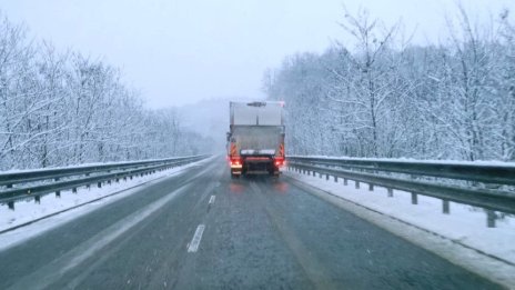 Сняг вали на проходите "Шипка" и Хаинбоаз вали сняг