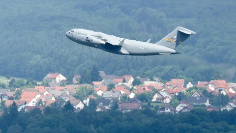 Американски военен самолет кацна в Москва, не е ясно кой е бил на борда му