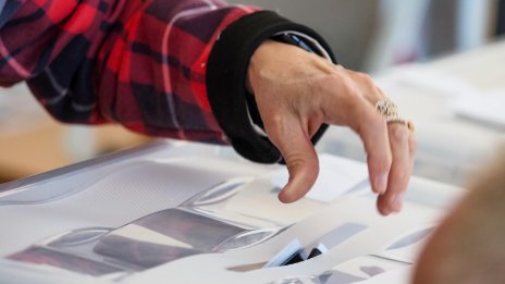 Популярният млад актьор Берк Йозгюр гласува в Истанбул