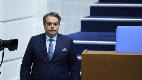 Асен Василев твърди, че Илияна Йотова е помилвала още наркотрафиканти 