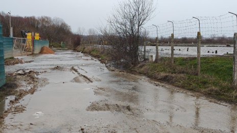 Тунджа излезе от коритото си край Казанлък, критична е ситуацията при рибарниците