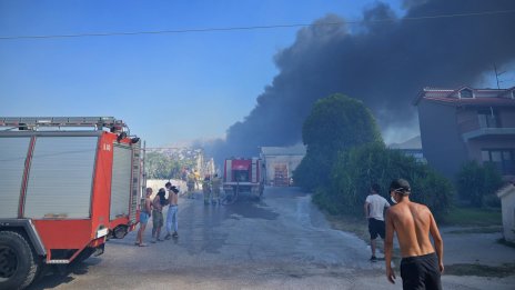 Евакуират туристи на много места в Гърция заради пожарите