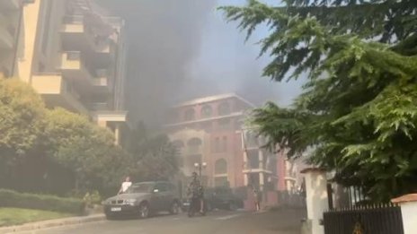 Пожарът в Свети Влас, изпепелил над 20 коли, тръгнал от цигара?