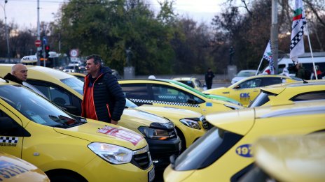 Таксиджиите в София готови за протест заради бус лентите и тарифите