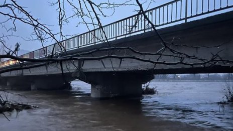 Река Крумовица прелива, нивото на водата достига моста
