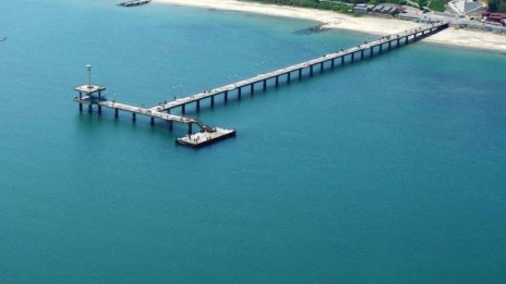 Морето изхвърли труп на жена край моста в Бургас