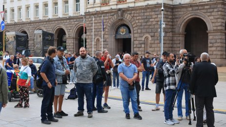 В кадър: Протест срещу кабинета "Радев" в Триъгълника на властта