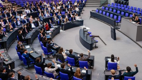 Германските депутати замразяват заплатите си от солидарност