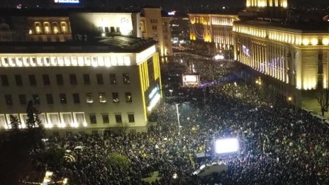 Пореден протест в Триъгълника на властта, хиляди вече са на място НА ЖИВО
