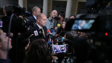 Радев: Финансовата дисциплина ще свие дефицита без орязване на пенсии и социални разходи