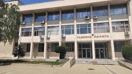 Задържаха 72-годишен блудствал с малолетно момиче 