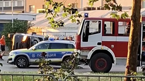Бърза помощ в Пловдив: Линейка с пациент се блъсна в кола и се преобърна  