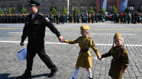 13-годишни обучават войници да боравят с дронове в Русия