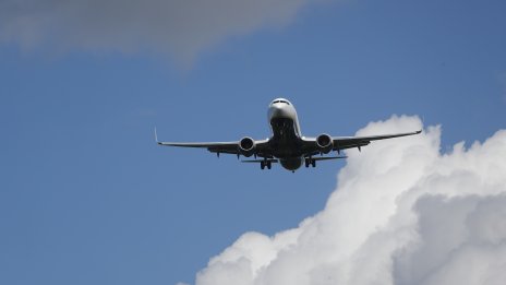 В капана на Ryanair: Стюардеси работят по 11 часа, а им се плаща за шест