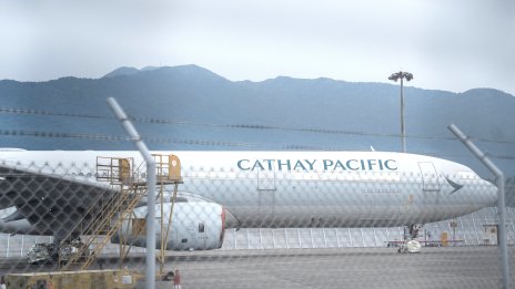 Пътник опита да отвори вратата на самолета при полет до Хонконг