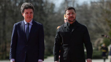 Зеленски е в Букурещ, ще посети център за обучение на пилоти на F-16 СНИМКИ