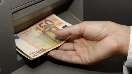 Сбогом, лев! От днес банкоматите пускат вече само евро